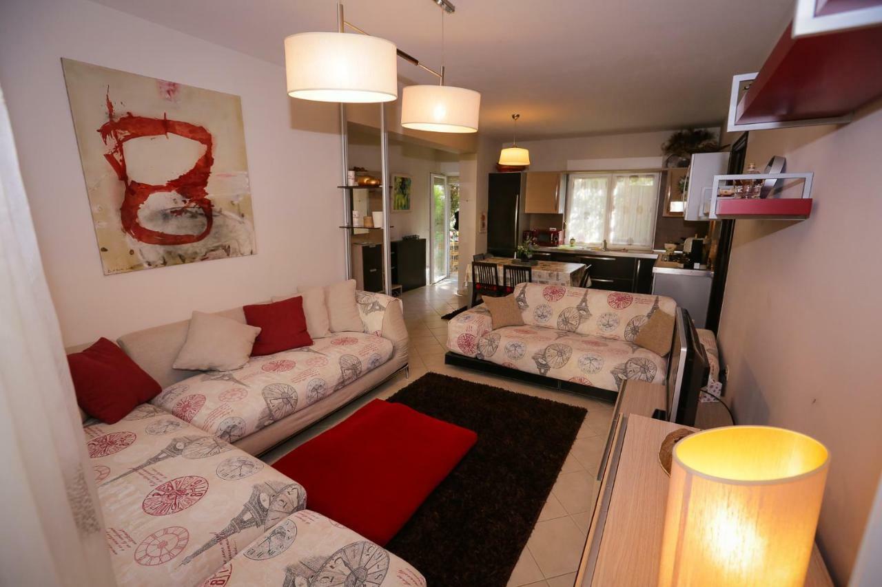 Pine-Tree Apt W/ Private Garden 50 M From The Sea Golem  Zewnętrze zdjęcie