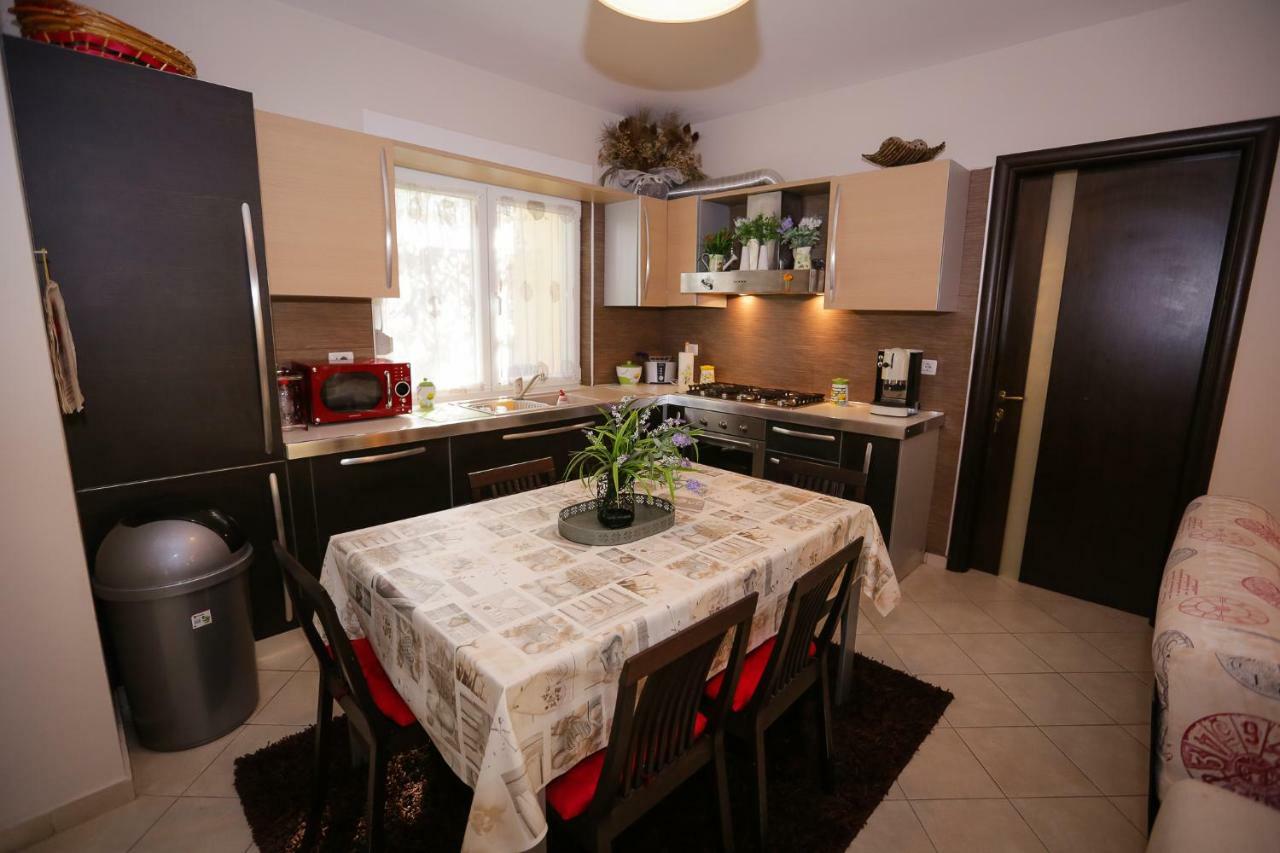 Pine-Tree Apt W/ Private Garden 50 M From The Sea Golem  Zewnętrze zdjęcie